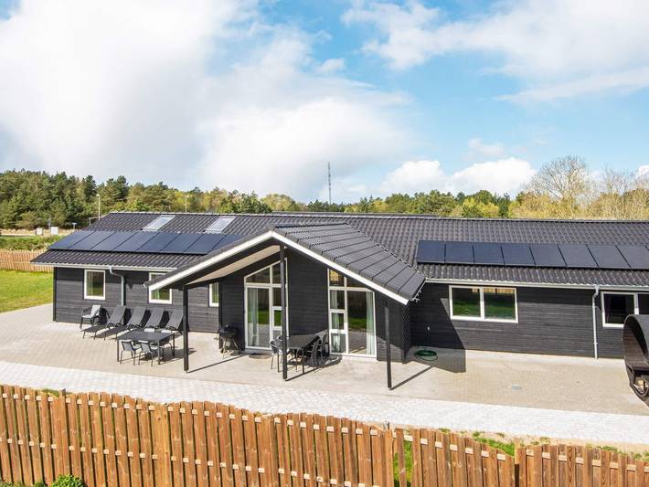 Ferieudlejning for 16 personer, med terrasse og jacuzzi såvel som pool og sauna, husdyr tilladt på Rømø