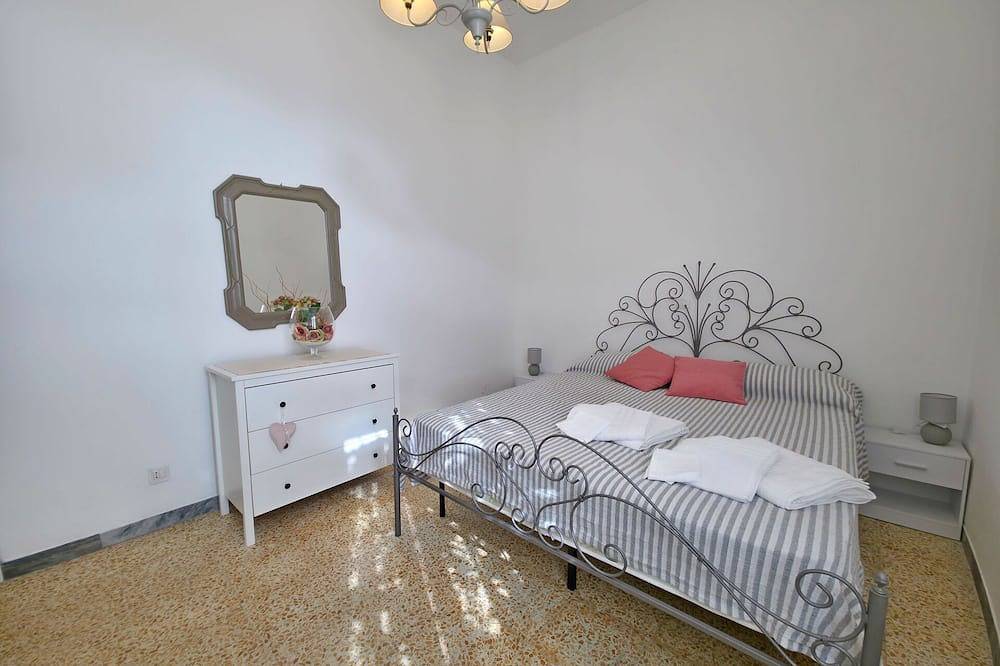 Ganze Wohnung, Strandnähe Ronchi: Ferienhaus mit Garten & Bici in Massa, Italienische Riviera