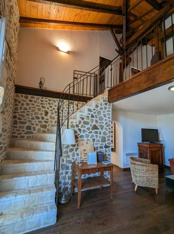 Gîte pour 6 personnes, avec terrasse ainsi que jardin et piscine à Rouzède