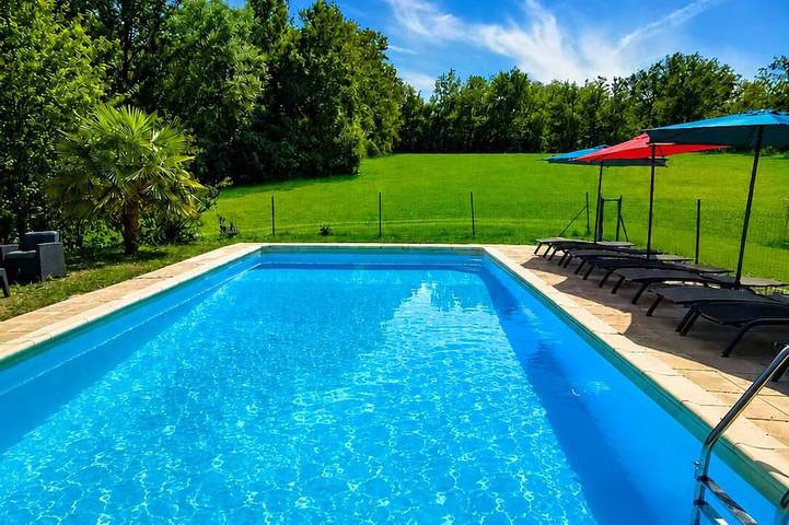 Location de vacances pour 8 personnes, avec Terrasse et Jardin à Salviac