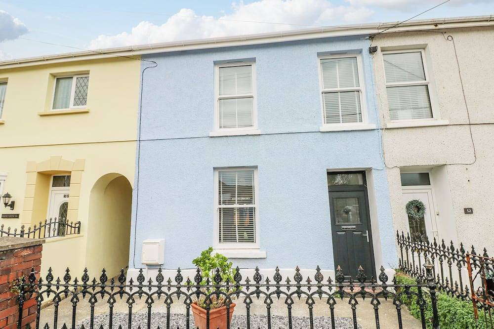 54 Pencoed Road, pet friendly, with hot tub in Burry Port in Burry Port, Carmarthenshire