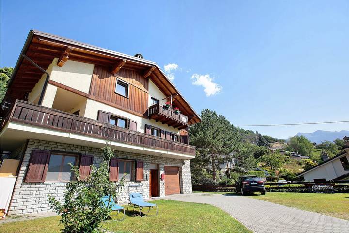 Entire apartment, Apartment 'Pelòt-de La Masse' with Mountain View, Private Garden and Wi-Fi in Comune di Sarre, Wallisian Alps