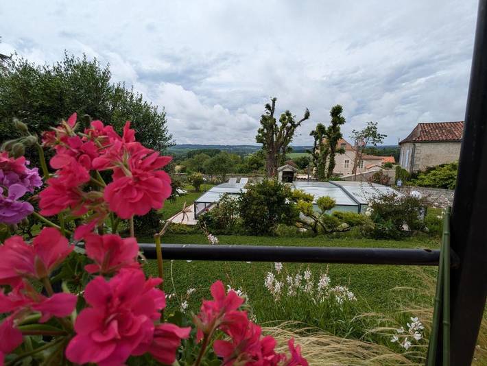Gîte pour 2 personnes, avec piscine ainsi que terrasse et jardin à Montignac-le-Coq