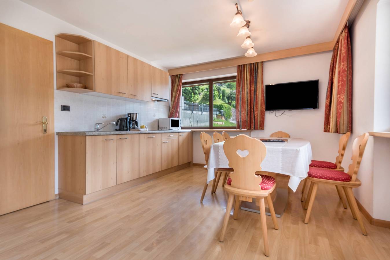 Ganze Wohnung, Ferienwohnung 'Hotel Residenz Gardena Stevia 200' mit Bergblick, Garten und Wlan in St. Christina in Gröden, Dolomiti Superski