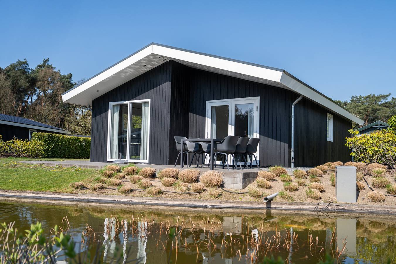 Comfortable waterfront lodge for 6 people on holiday park Molenvelden in Veldhoven in Veldhoven, Brabante Settentrionale
