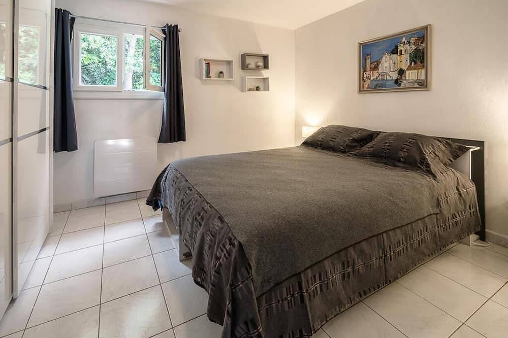 Rez de Villa avec beau jardin et belle vue in Saint-Laurent-du-Var, Région de Cannes