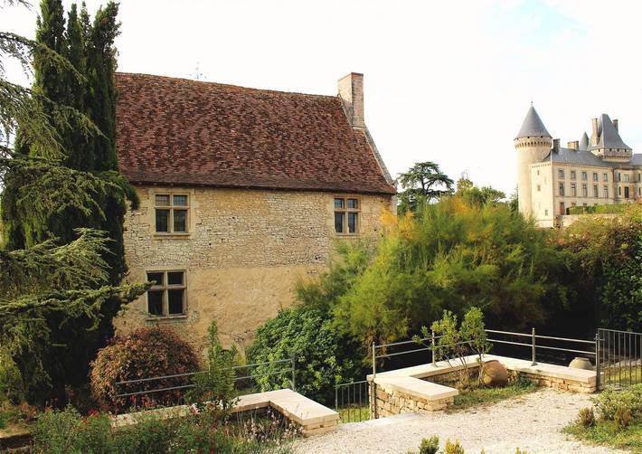 Gîte pour 11 personnes, avec jardin ainsi que piscine et terrasse à Verteuil-sur-Charente