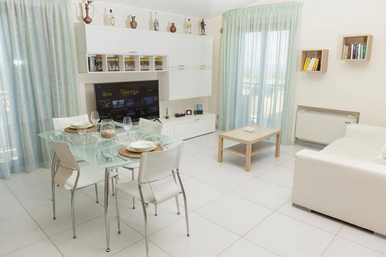 Geheel appartement, Apartment with Sea View in Petacciato, Adriatische Kust Molise