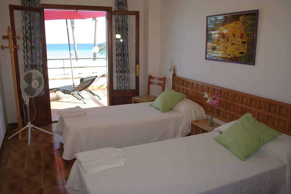 Entire apartment, App. Rigo (1st floor center, bedroom): Spacious beach apartment, frontal sea view in Cala Millor, Son Servera