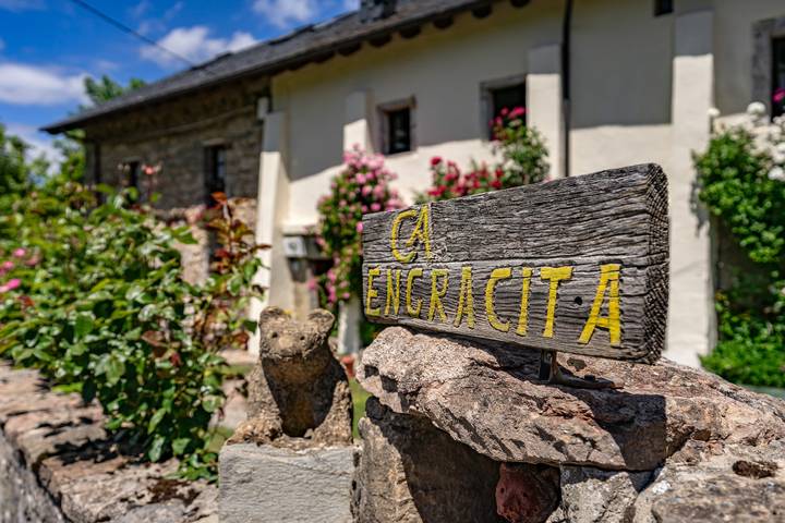 Casa rural con vistas a la montaña, jardín compartido y Wi-Fi in Valle de Lago, Somiedo