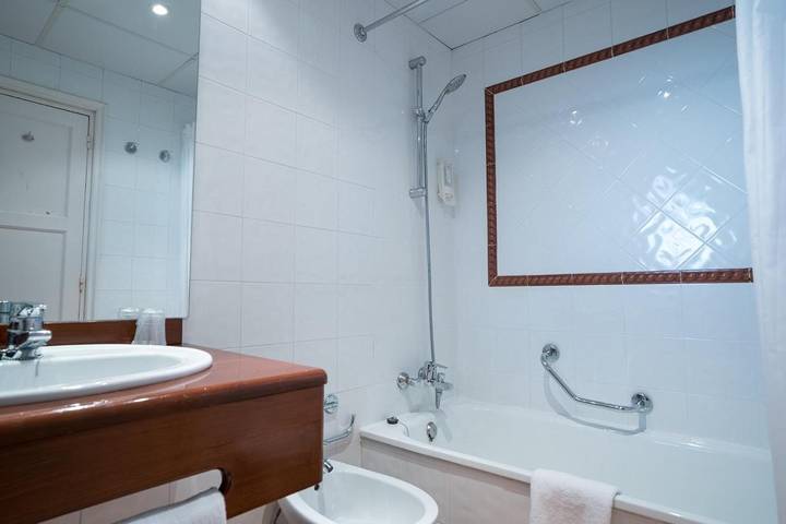 Hôtel pour 2 personnes, avec Terrasse et Jardin ainsi que Piscine et Vue à Montseny - 3
