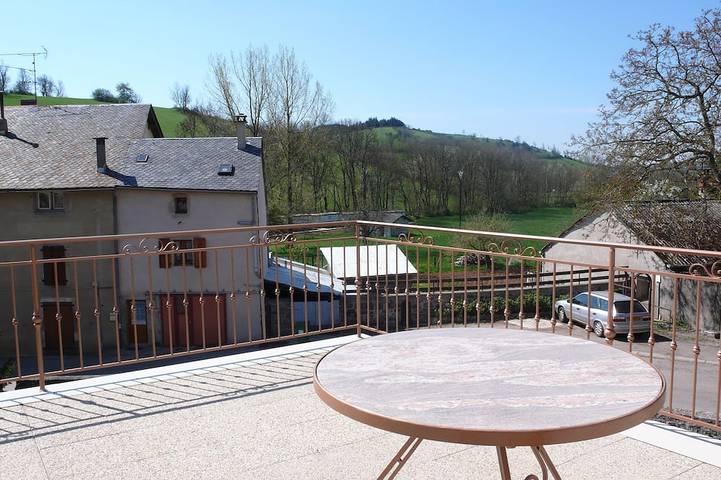 Appartement entier, Appartement, dans une ancienne maison de village rénovée, avec une terrasse. in Lanuéjols, Parc national des Cévennes