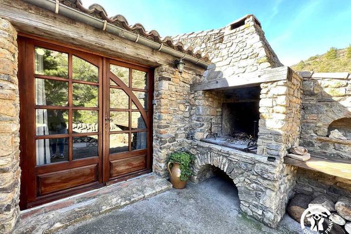 Location de vacances pour 4 personnes, avec jardin et piscine à Embres-et-Castelmaure