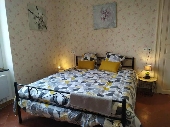 Location de vacances pour 2 personnes, avec piscine et vue ainsi que jardin et terrasse à Pierrerue - 2