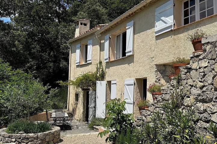 Location de vacances pour 8 personnes, avec balcon et jardin à Bargemon