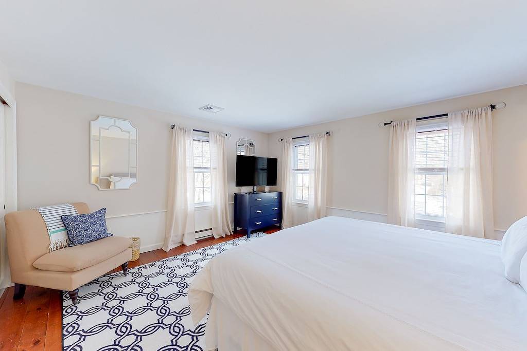 Idyllic Retreat near the Beach with Fast Wifi, Two Living Areas & Full Kitchen in Kennebunk, York County