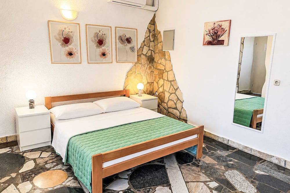 Entire apartment, Ein Apartment im Ferienhaus Zweirosen in Valbandon, Southcoast Istria