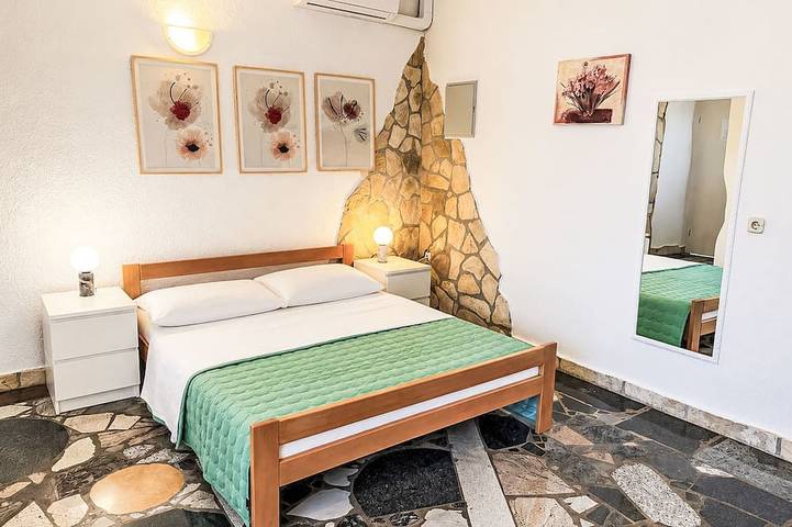 Holiday apartment for 2 people, with garden and pool - 1
