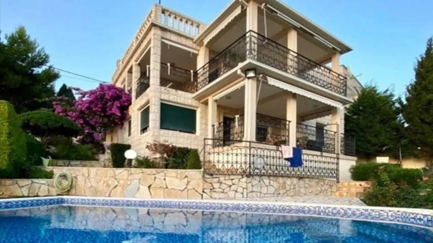 Villa für 10 Personen, mit Pool und Garten in Montenegro