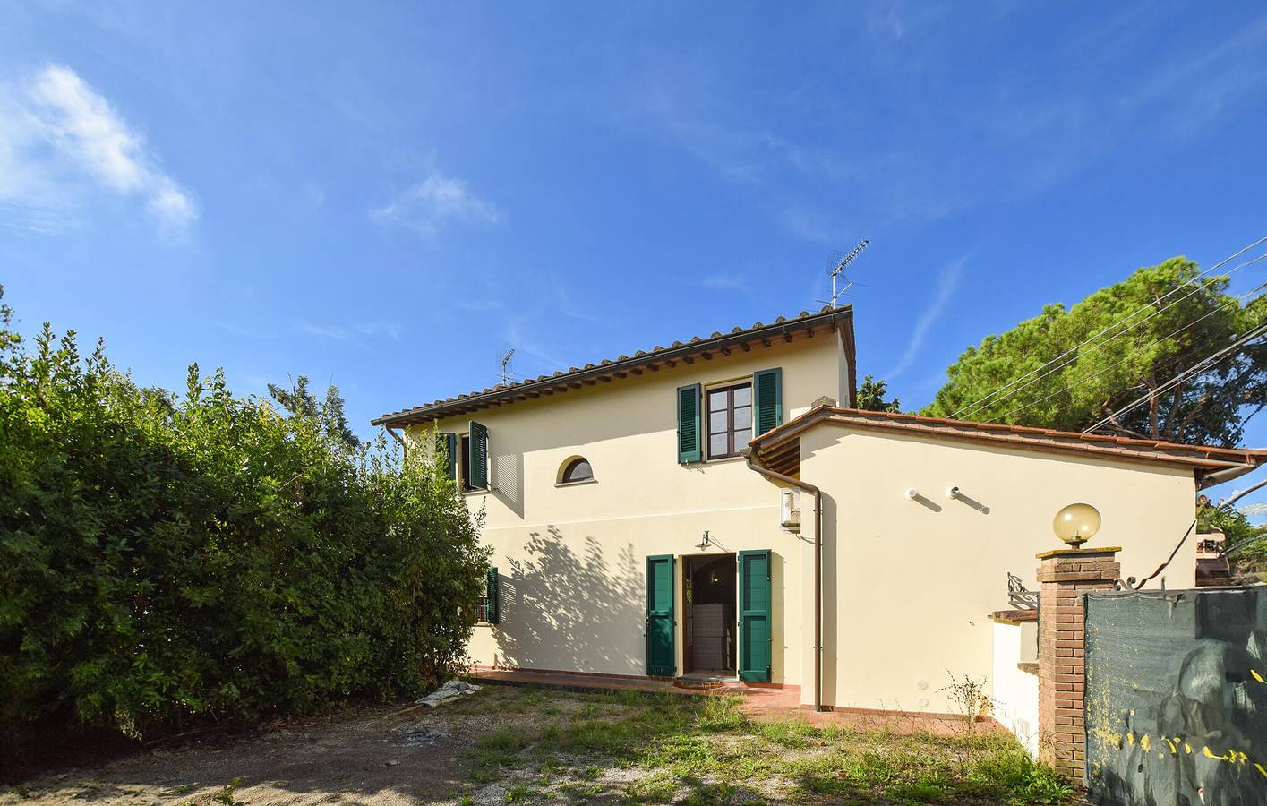 Gemütliche Wohnung mit Pool, Parkplatz & WiFi - 1km nach Fauglia in Fauglia, Italienische Riviera