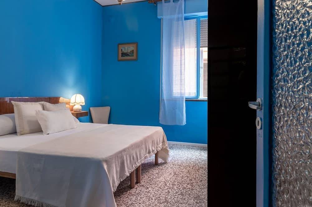 Entire apartment, Apartment located on the second floor of a three-story building with no elevator.In 60 square meters of space it comfortably accommodates 6 people, with one double bedroom, one with two single beds and a sofa bed in the living room.The property is locate in Ferrara, Ferrara Province