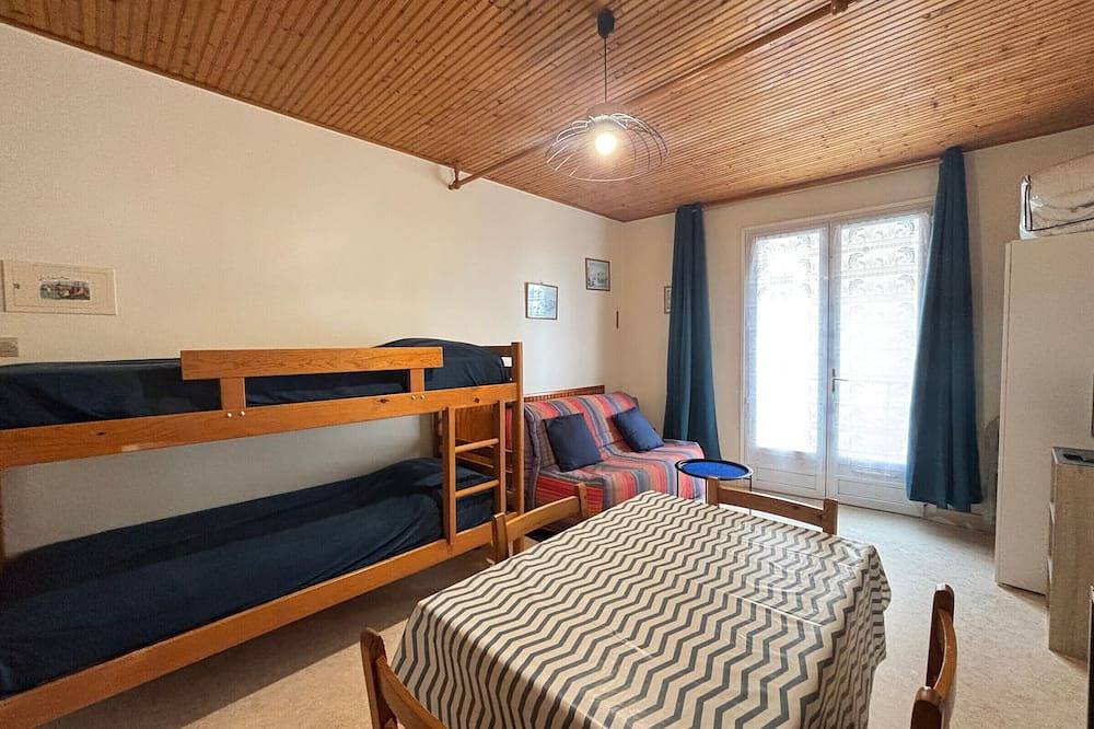 Entire apartment, Simple studio near the beach with balcony in Les Sables-d'Olonne, Vendée