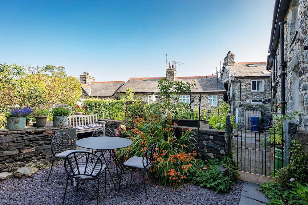 Dog Friendly Stone Cottage in Llanbedr with Log Burner | Bodelen in Llanbedr, Snowdonia
