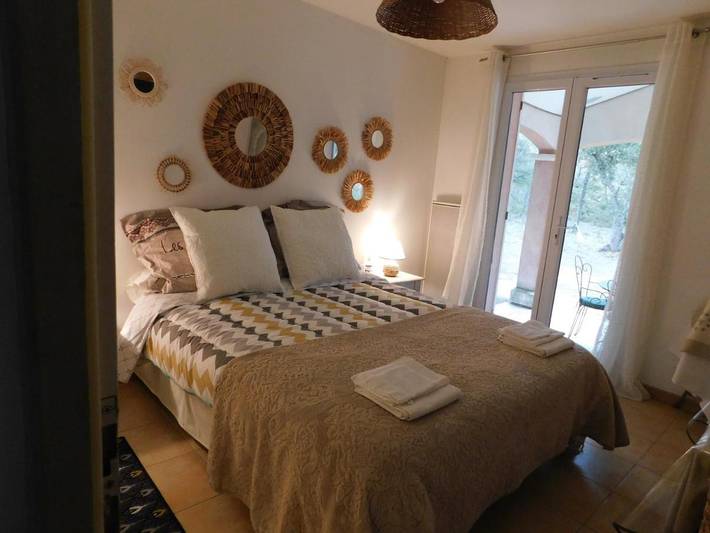 Chambre d’hôte pour 4 personnes, avec Terrasse et Jardin ainsi que Piscine et Vue à Régusse