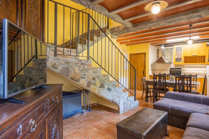 Apartamento entero, Apartamento vacacional "Mossen Batista Faig" con vistas a la montaña, terraza privada y Wi-Fi in Sarroca de Bellera, Pirineo Catalan
