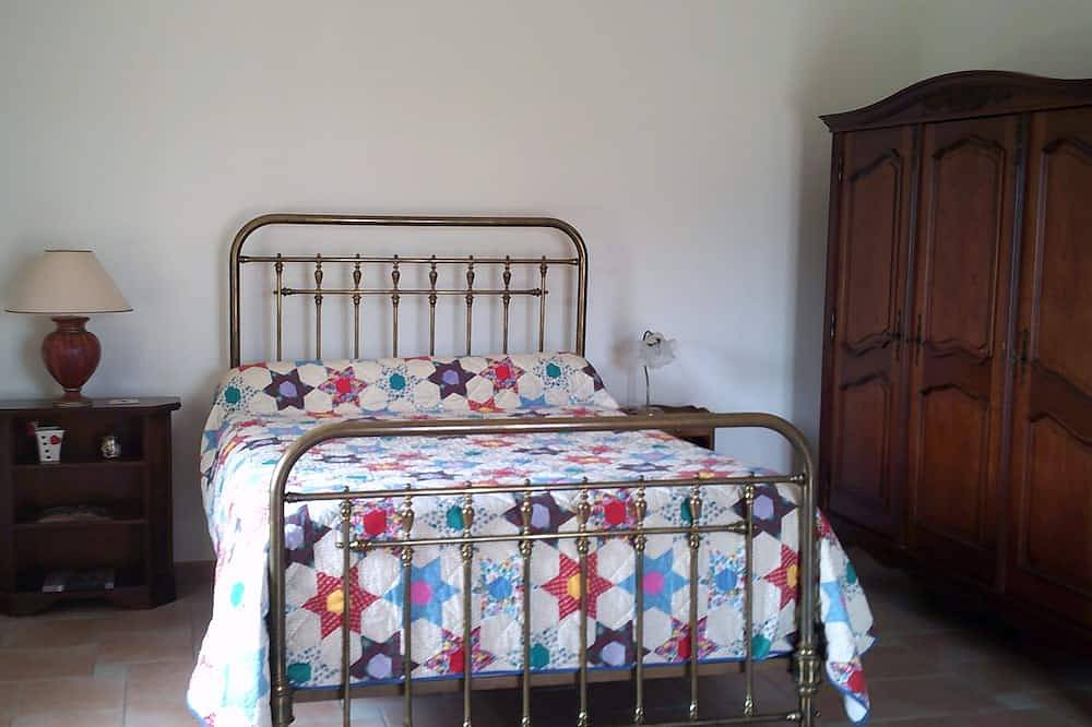 Gîte in an early 18th-century Provencal farmhouse in Roquemaure, Nimes region