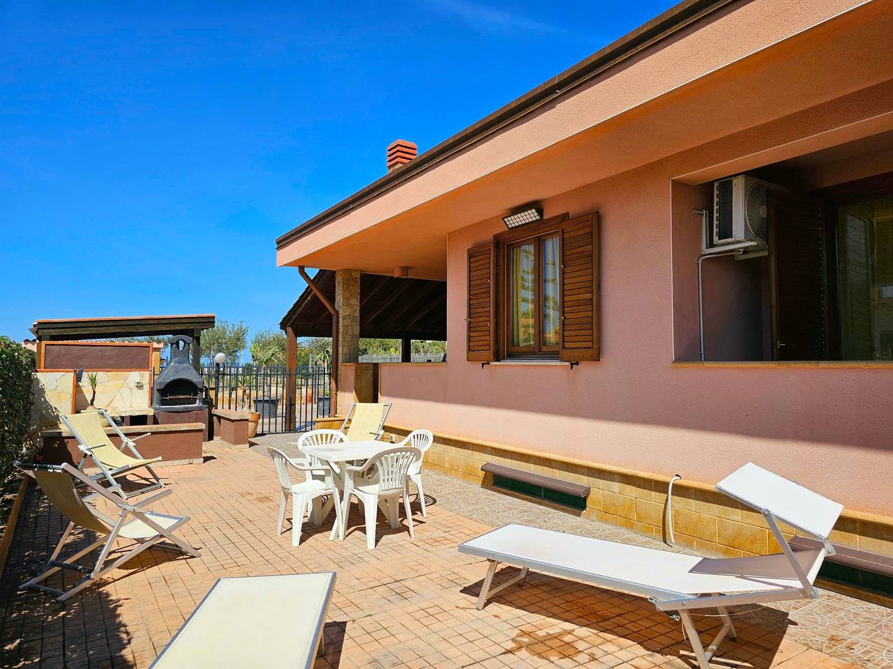 Helle mediterrane Villa mit Veranda und Garten in Campofelice di Roccella, Province de Palerme
