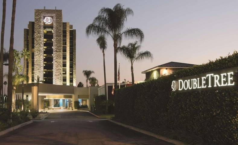 Hôtel pour 2 personnes, avec piscine ainsi que jacuzzi et balcon