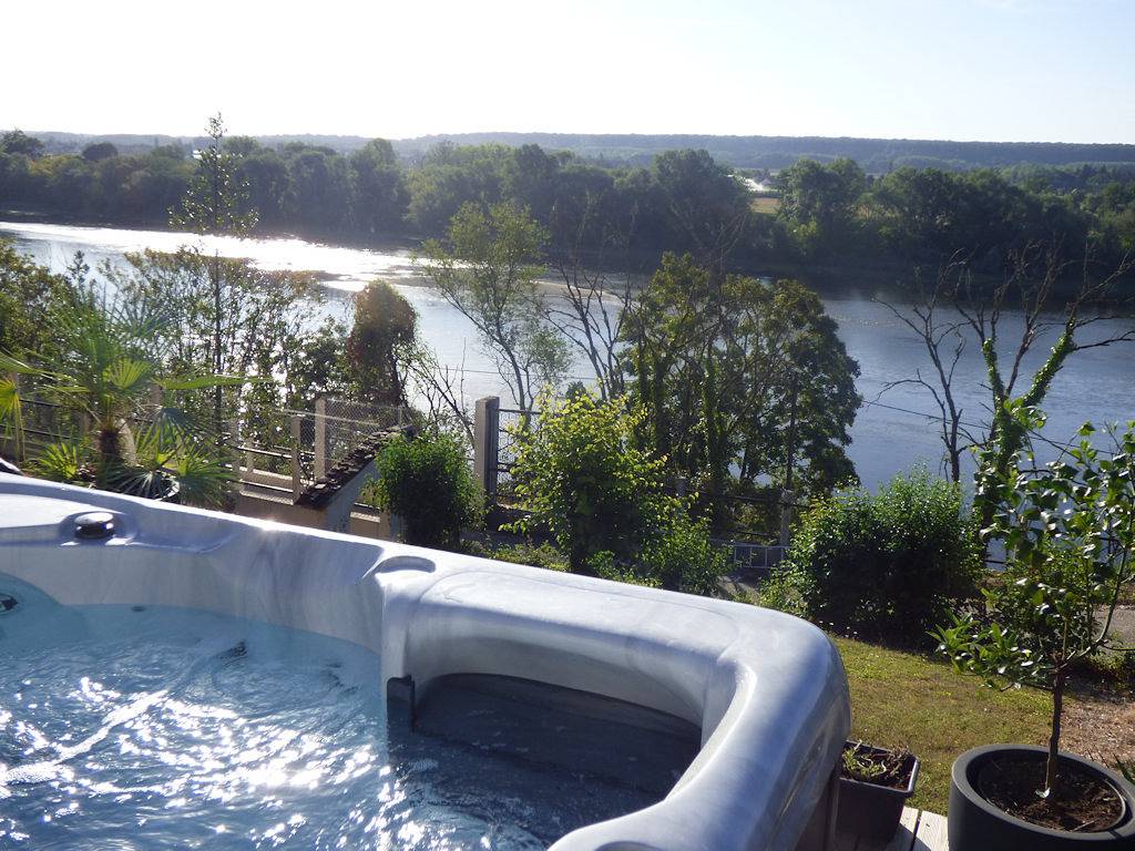 Gite Spa 2, vue unique sur la Loire, piscine, massages in Blois, Région de Blois