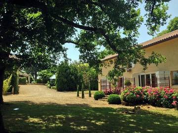 Gîte pour 6 personnes, avec piscine ainsi que vue et jardin, adapté aux familles à Panjas