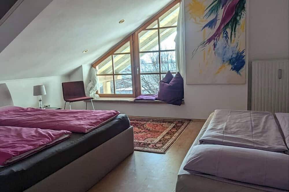 Große Ferienwohnung im Allgäu mit Balkon, Bergblick & Garten kunstvoll gestaltet in Ruderatshofen, Bayerisch Schwaben