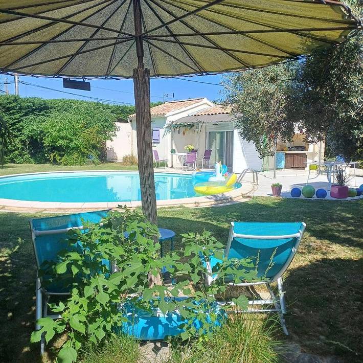 Location de vacances pour 4 personnes, avec Terrasse et Jardin ainsi que Piscine et Vue à Jonquières
