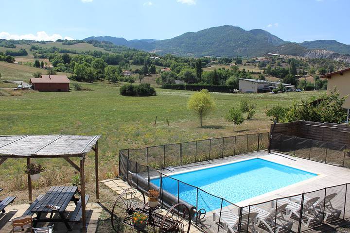 Gîte pour 4 personnes, avec Jardin ainsi que Piscine et Vue