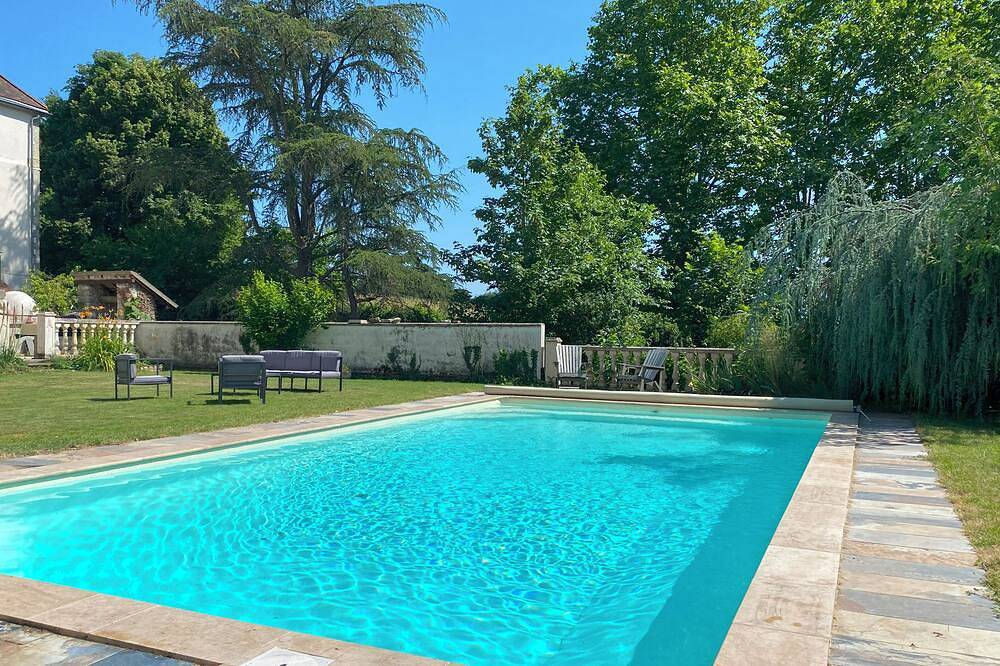 La Lodge 4-bedroom house in château courtyard, Pool, Wifi, Ac, near Vichy in Cusset, Région de Vichy
