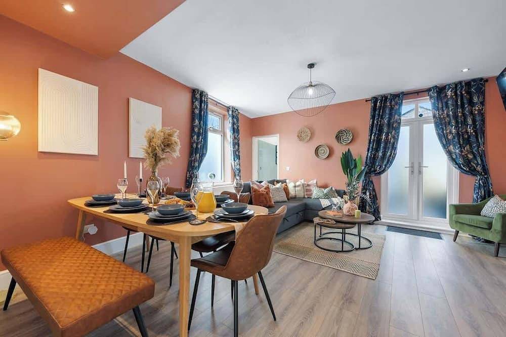 4-Br Elegant & Cosy Home in Bolton with Parking in Bolton, Greater Manchester