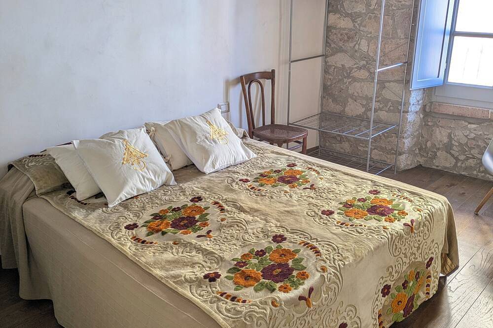 Spacious 6-bedroom house in enchanting Bosa with professional kitchen, A/C in Bosa, Planargia