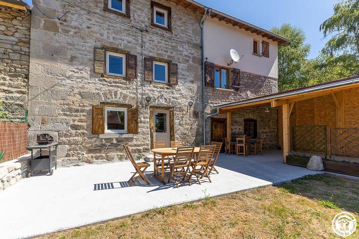 Gîte pour 6 personnes, avec jardin et terrasse à Job