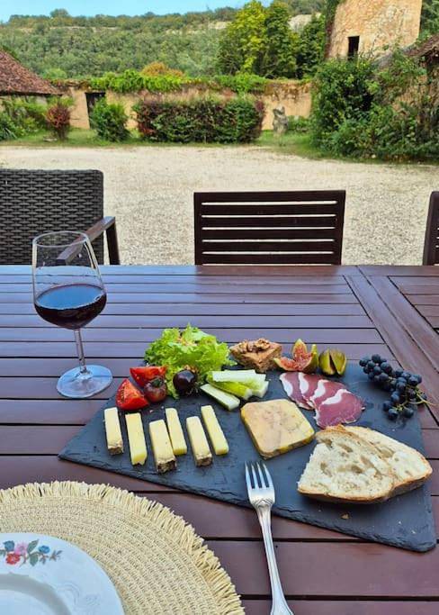 Location de vacances pour 4 personnes, avec terrasse ainsi que jardin et piscine à Saint-Médard-de-Presque - 2