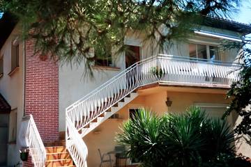 Gîte pour 4 personnes, avec jardin ainsi que terrasse et piscine, animaux acceptés à Castelginest