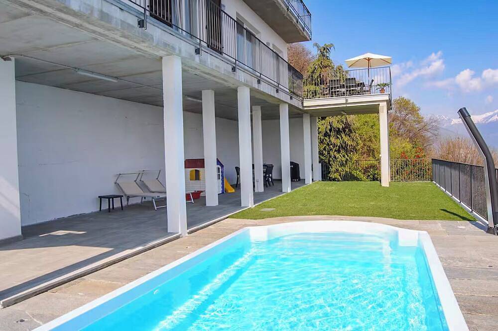 Ganze Wohnung, Gepflegte 4-Zimmer-Wohnung mit Traumseesicht und solarbeheiztem Pool in Viggiona, Trarego Viggiona