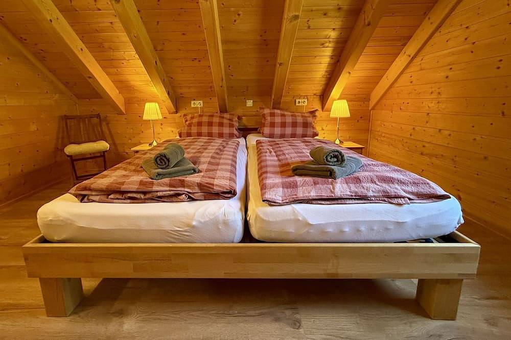 Holz-Ferienhaus - offene Galerie, Kachelofen, Whirlwanne,  Sauna, Wlan, am Wald in Loßburg, Mittlerer Schwarzwald
