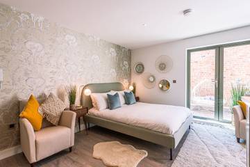 Log Cabin for 2 People in York, Yorkshire, Photo 3