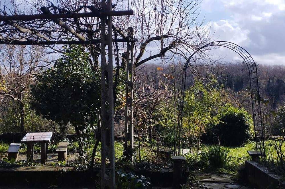 Room with bathroom entrance and private garden nestled in the green hills of Umbria in Orvieto, Provincia de Terni