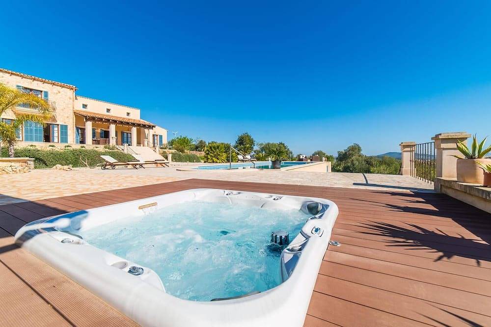 Nice home in Porreres with private swimming pool, can be inside or outside in Montuïri, Majorca Center