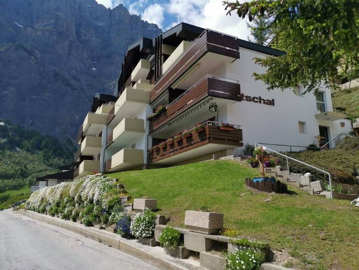 Ferienwohnung für 7 Personen, mit Balkon und Terrasse sowie Garten und Ausblick in Leukerbad