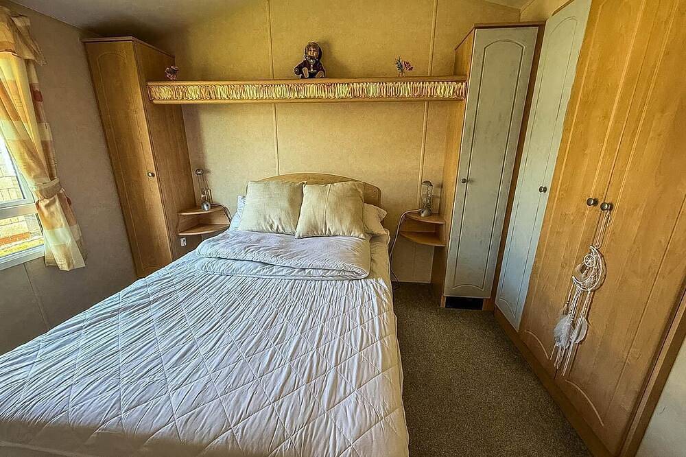 Lovely 6 berth caravan at Naze Marine Holiday Park in Essex in Frinton and Walton, Essex